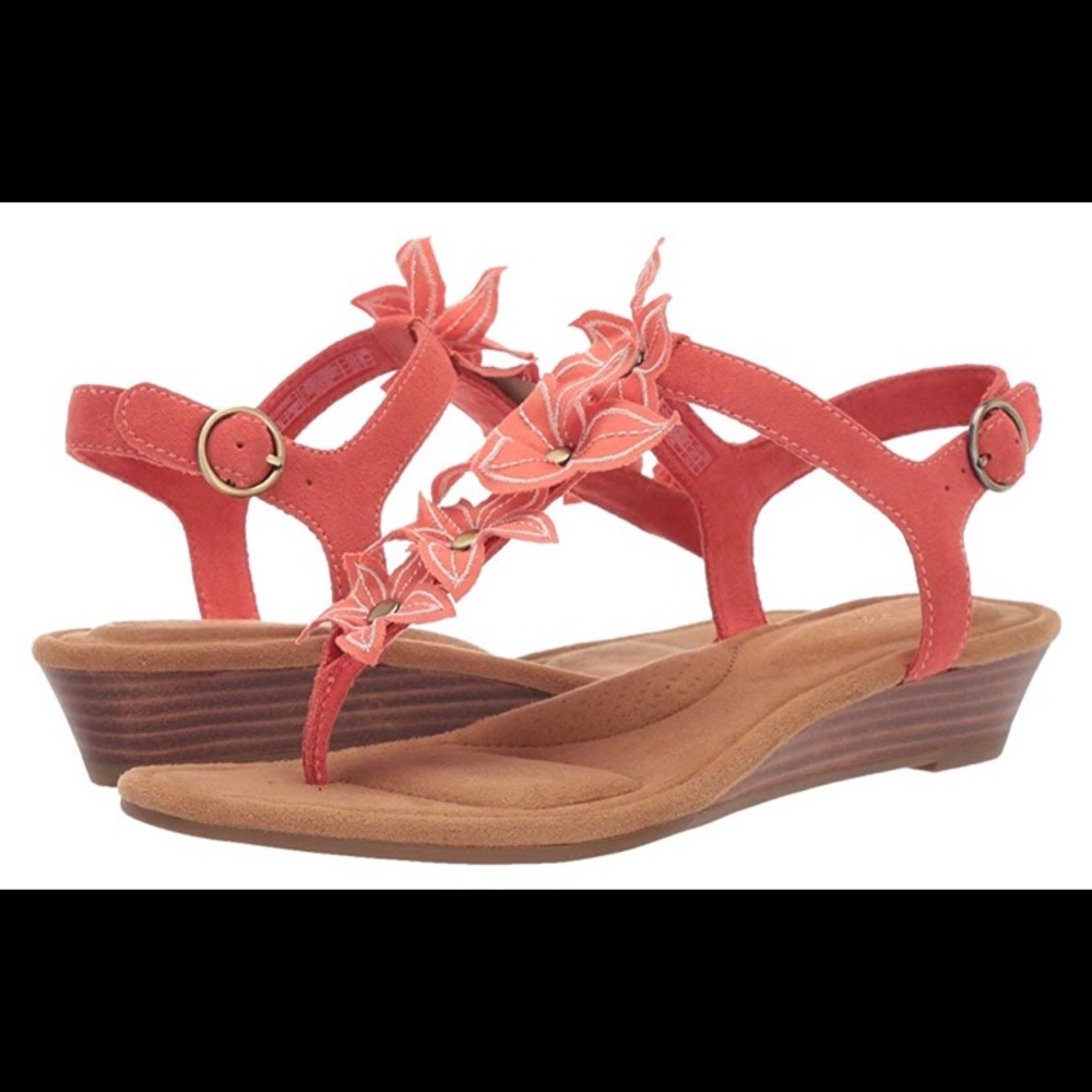 Gorgeous NWT Koolaburra by UGG flower sandal! - Picture 2 of 8